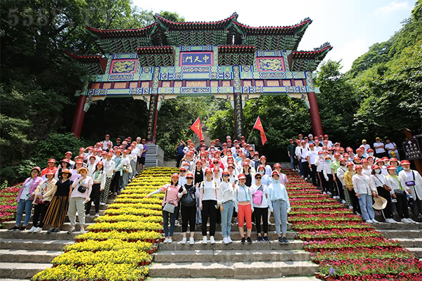 勇攀高峰 開闊眼界 勇攀高峰 開闊眼界